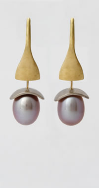 Drop earrings with fresh water pearls